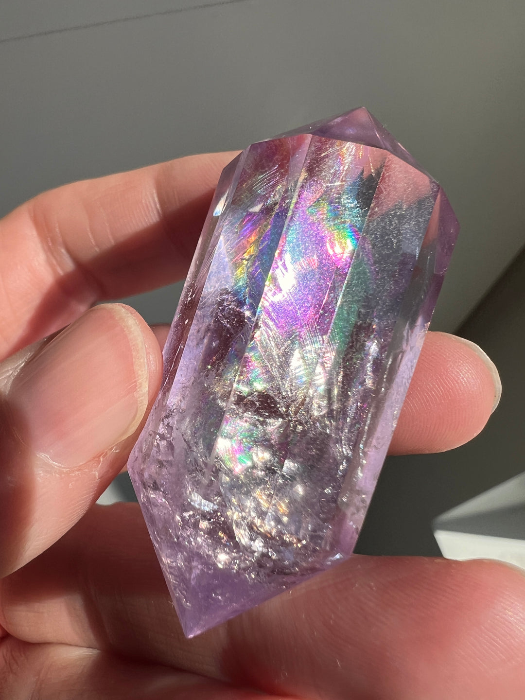 Amethys Vogal with Bright Rainbow