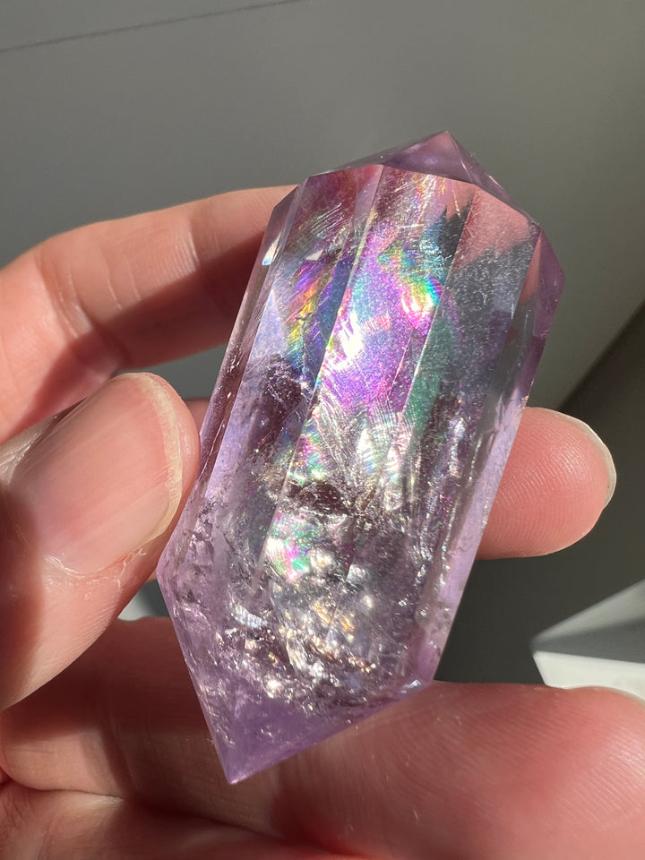 Amethys Vogal with Bright Rainbow