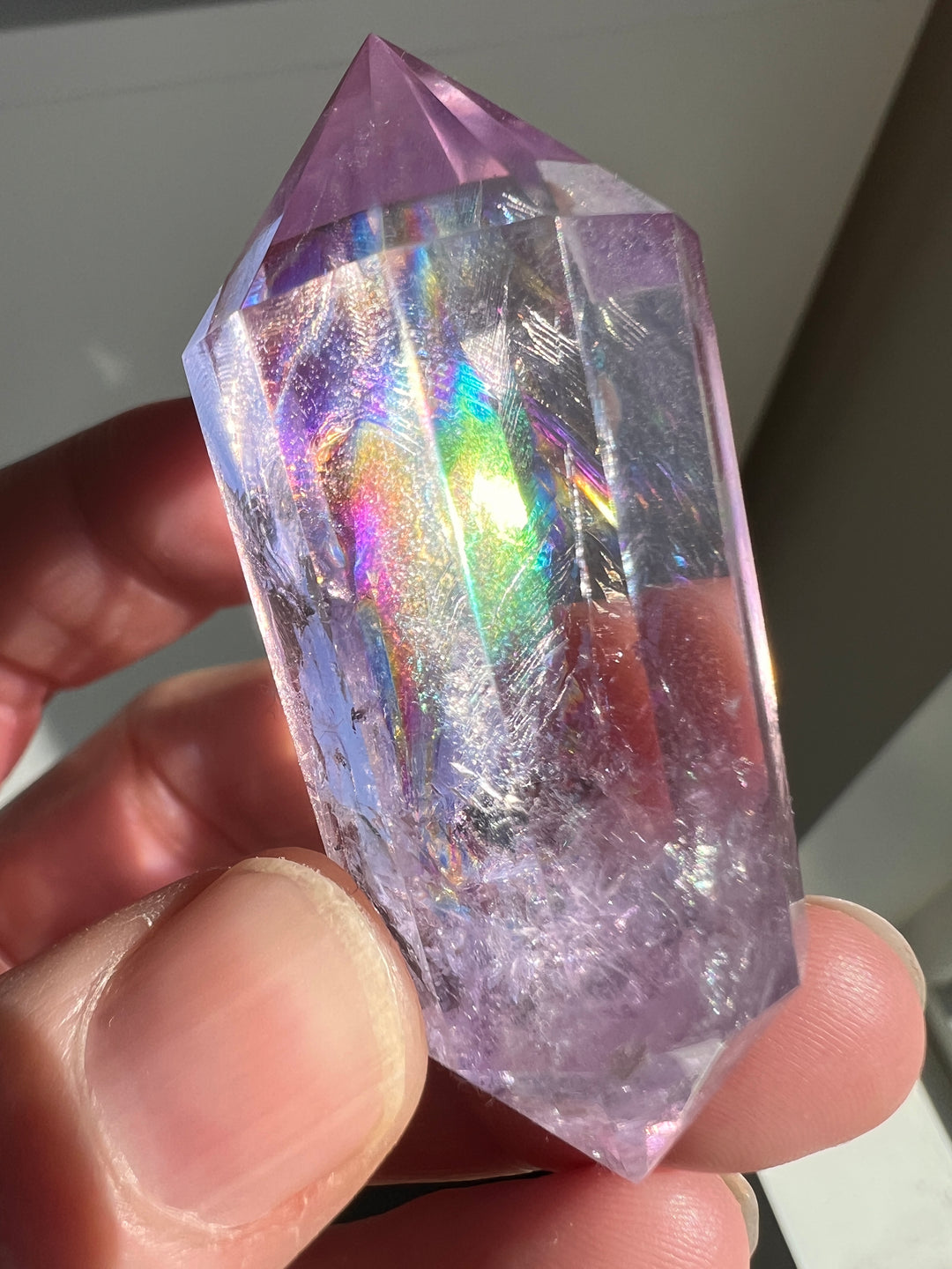 Amethys Vogal with Bright Rainbow