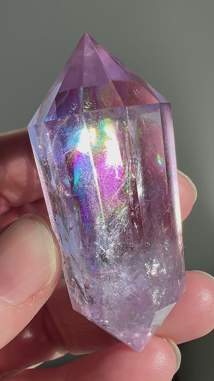Amethys Vogal with Bright Rainbow